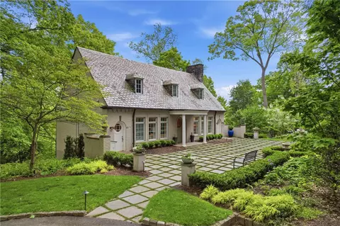 810 Persimmon Rd, Sewickley, PA 15143