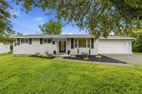 17 Shenango Rd, New Castle, PA 16105