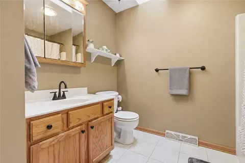Bath - 72 4th St, Irwin, PA 15642 photo 2 of 3