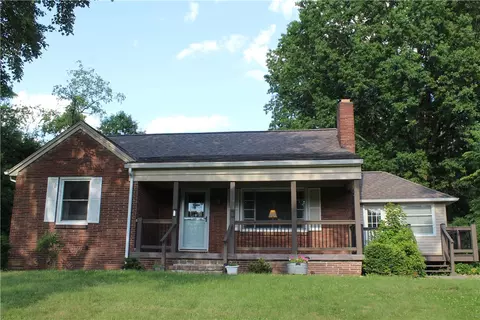 3106 Fernwood Ln, New Castle, PA 16105