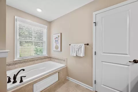Bath - 307 Longmore Dr, Mars, PA 16046 photo 2 of 5