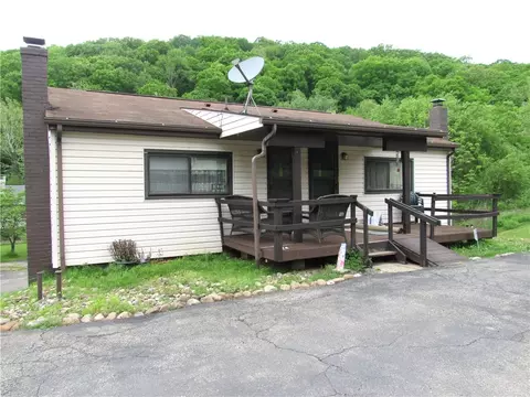 105 Ecker Ln, Cheswick, PA 15024