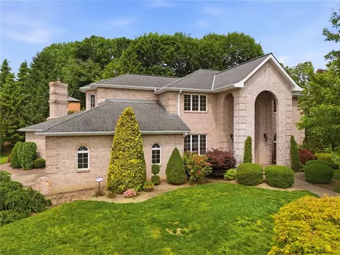 7 Grayhurst Dr, Pittsburgh, PA 15235