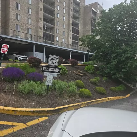 2160 Greentree Rd #606W, Pittsburgh, PA 15220