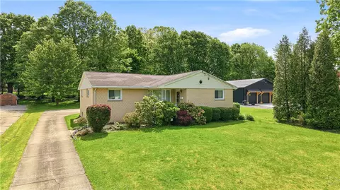 275 S Crescent Dr, Hermitage, PA 16148