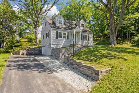 6 Suffolk Dr, Coraopolis, PA 15108