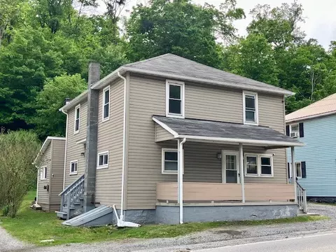 862 S Main St, Hollsopple, PA 15935