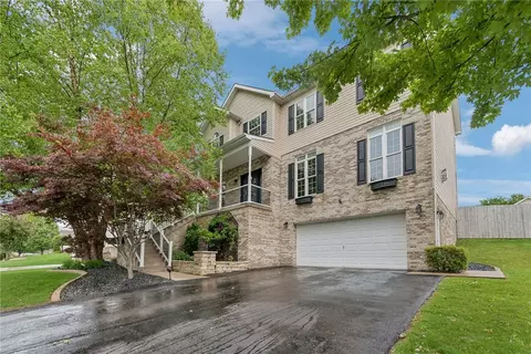 125 Edgewood Dr, New Stanton, PA 15672