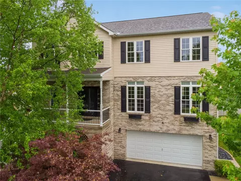 125 Edgewood Dr, New Stanton, PA 15672