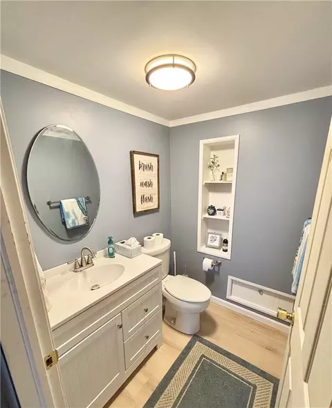 Bath - 419 Patsy Dr, Gibsonia, PA 15044 photo 2 of 4