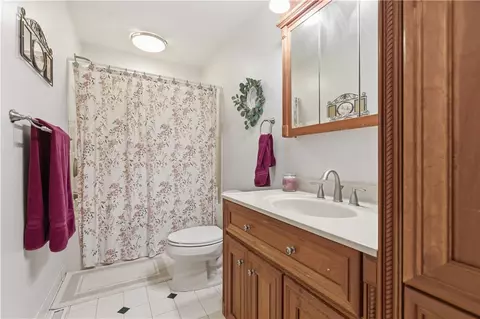 Bath - 419 Patsy Dr, Gibsonia, PA 15044 photo 1 of 4
