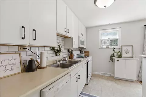 Kitchen - 419 Patsy Dr, Gibsonia, PA 15044 photo 3 of 3