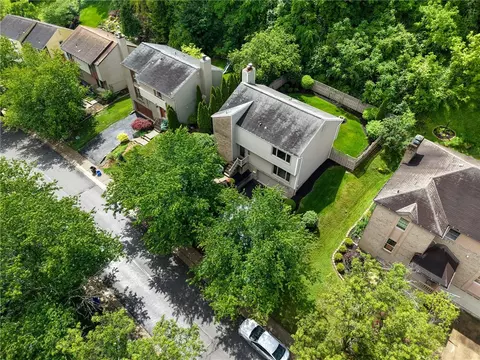 135 Vanderbilt Dr, Pittsburgh, PA 15243