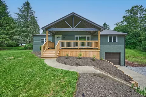 122 Springhouse Dr, Butler, PA 16001