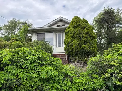 1041 Clinton Rd, Clinton, PA 15026