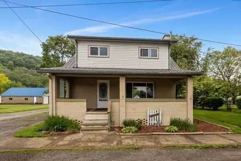 407 4th St, Darlington, PA 16115