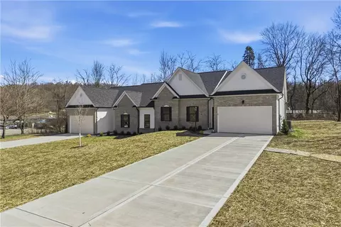 100-102 Huselton Dr, Butler, PA 16002