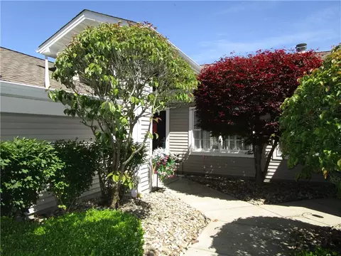10 Golfwood Dr #10, Hermitage, PA 16148