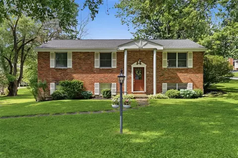 208 Parkwood Cir, Canonsburg, PA 15317