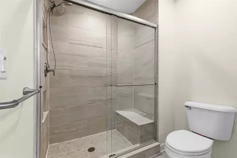 Bath - 400 Spring Valley Dr, Zelienople, PA 16063 photo 2 of 4