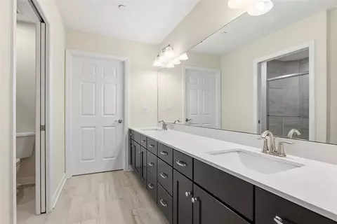 Bath - 400 Spring Valley Dr, Zelienople, PA 16063 photo 1 of 4