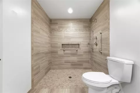 Bath - 400 Spring Valley Dr, Zelienople, PA 16063 photo 4 of 4