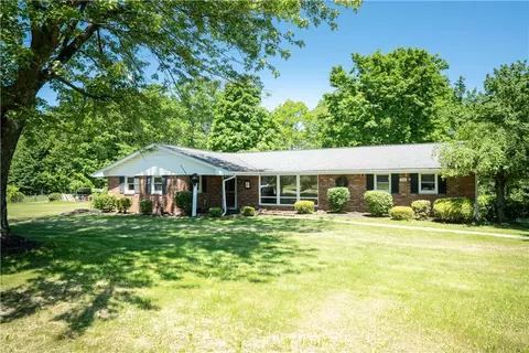 126 Lapeer Dr, Beaver Falls, PA 15010