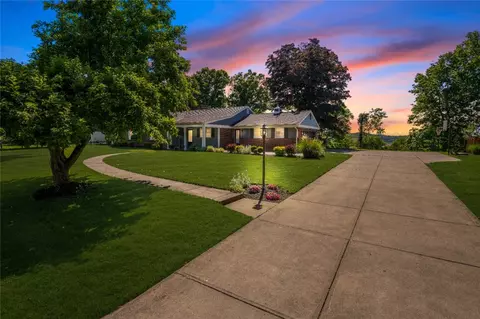 6 Old Farm Rd, Carnegie, PA 15106