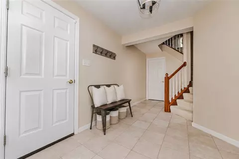 Entry Way - 433 Georgetown Ct, Seven Fields, PA 16046 photo 2 of 3