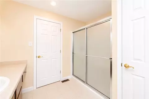 Bath - 433 Georgetown Ct, Seven Fields, PA 16046 photo 3 of 4