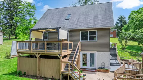 210 Pine Dr, Coraopolis, PA 15108