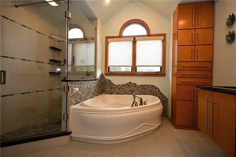 Bath - 2381 Mount Vernon Ave, Export, PA 15632 photo 2 of 6