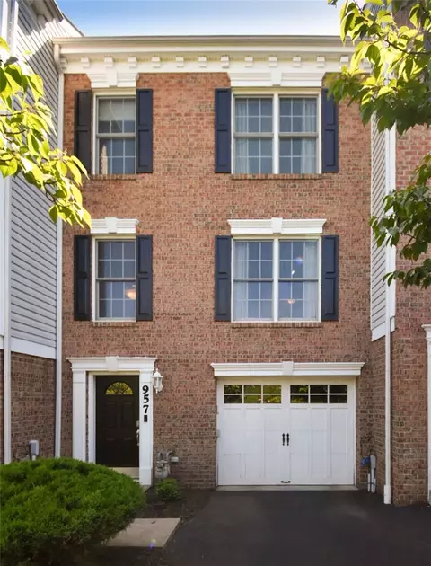 957 Montclair Dr, Coraopolis, PA 15108