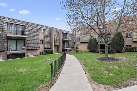 1232 Forest Green Dr, Coraopolis, PA 15108