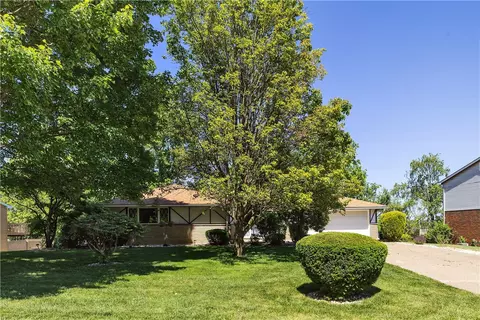 122 Northumberland Dr, Irwin, PA 15642