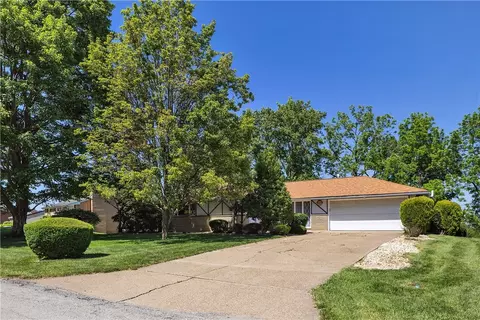 122 Northumberland Dr, Irwin, PA 15642