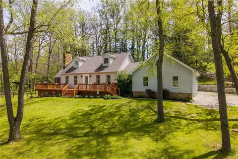 10 Oakridge Ln, Hickory, PA 15340