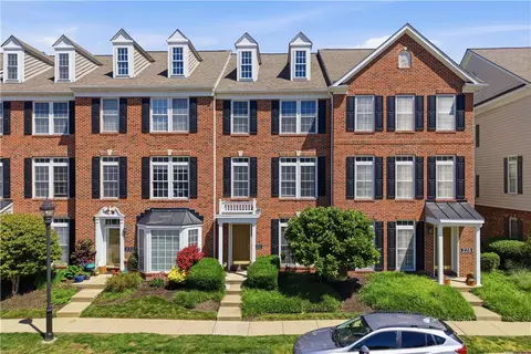 230 Park Square Ln, Pittsburgh, PA 15238