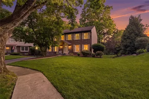 864 Eisenhower Dr, Pittsburgh, PA 15228