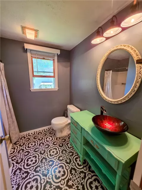 Bath - 111 Jefferson Dr, Clairton, PA 15025 photo 4 of 6
