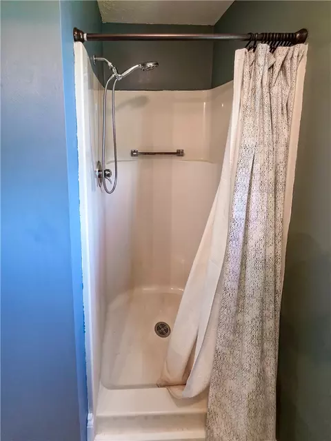 Bath - 111 Jefferson Dr, Clairton, PA 15025 photo 2 of 6