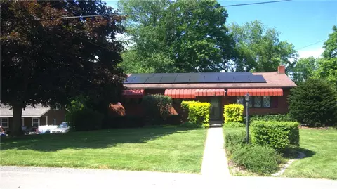 129 Crandon Cir, Beaver, PA 15009