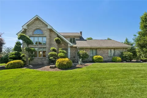 53 Hobbitt Ln, Finleyville, PA 15332
