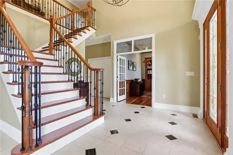 Entry Way - 2114 N Villa Ct, Gibsonia, PA 15044 photo 2 of 6