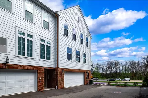 800 Gillian Ln, Cranberry Township, PA 16066
