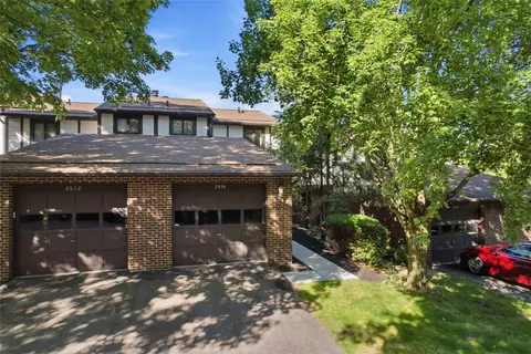 2828 Bingham Dr, Pittsburgh, PA 15241
