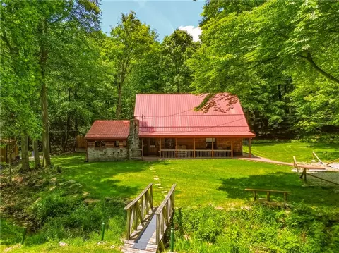 327 Stahl Rd, Somerset, PA 15501
