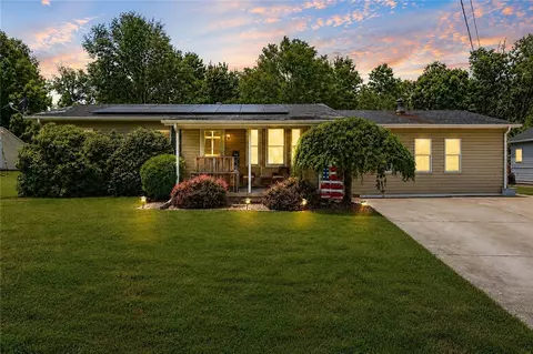 220 Oak Park Ln, New Castle, PA 16101