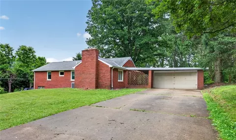 5 Seneca Dr, Finleyville, PA 15332