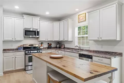 Kitchen - 174 Broadstone Dr, Mars, PA 16046 photo 2 of 4